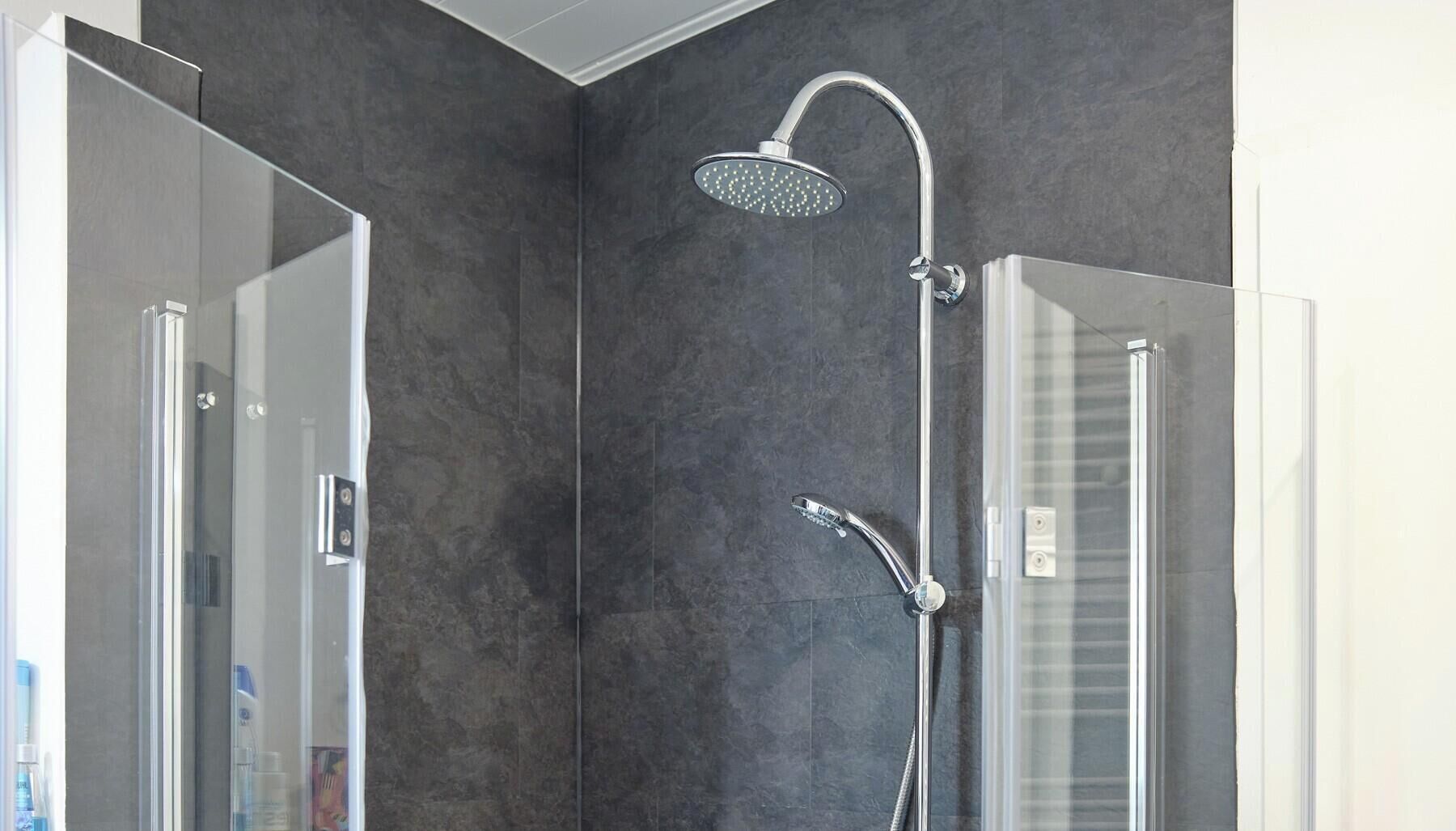 Douche, sèche-cheveux, serviettes fournies