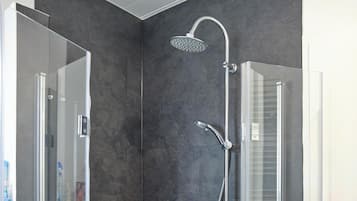 Douche, sĂšche-cheveux, serviettes fournies