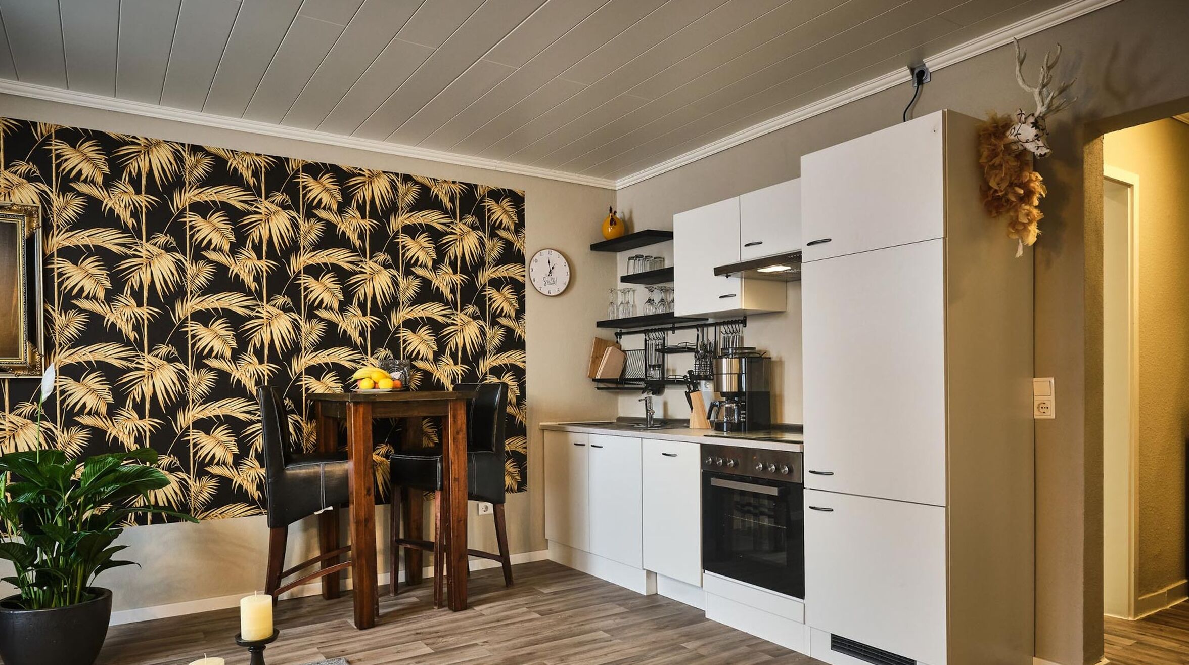 冷蔵庫、電子レンジ、オーブン、コンロ