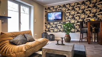 TV, fireplace