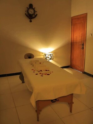 Sauna, bilik wap, mandi lumpur, urutan tisu mendalam, urutan Sweden 