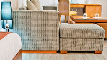 Habitación básica doble, balcón, vista al jardín | Área de sala de estar | Monitor de computadora y impresora