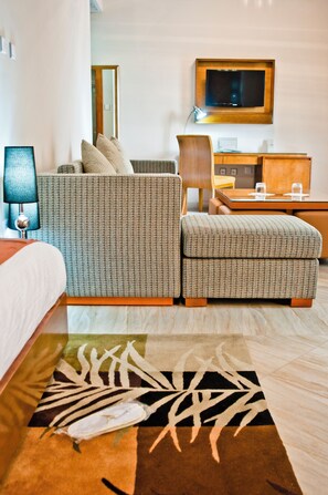 Chambre de base double, balcon, vue sur le jardin | Aire de séjour | Écran d’ordinateur, imprimante