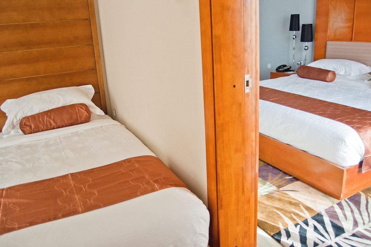 Chambre Familiale, balcon, vue ville | 1 chambre, bureau, espace de travail pour ordinateur portable