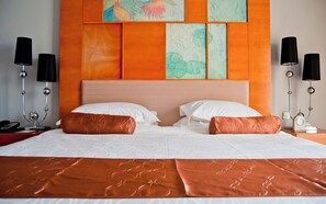 Chambre familiale, balcon, vue sur la ville | Bureau, espace de travail pour ordinateurs portables