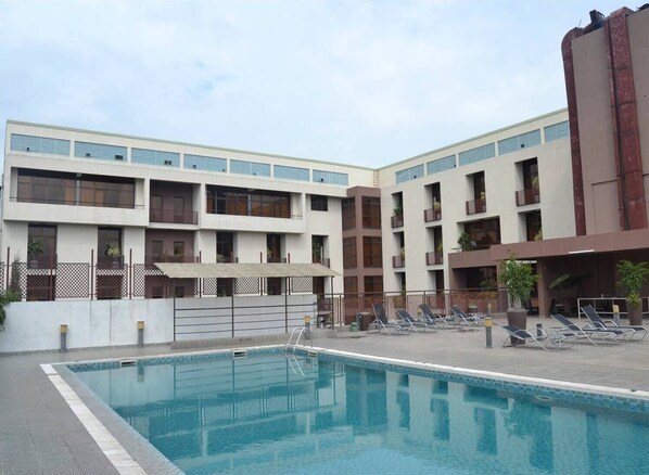 Piscine couverte, parasols de plage