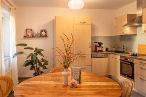 Enjoy cooking in this well-equipped kitchen with an oven and coffee machine.
