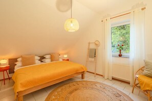 Bureau, lit parapluie, Wi-Fi, draps fournis