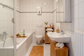 Sèche-cheveux, serviettes fournies