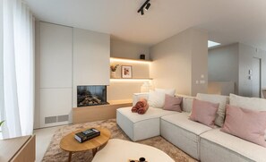 Televisión, chimenea y oficina