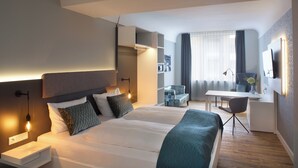 A modern hotel room with a large bed, a desk, and a chair. - Bendix weaving mill, apartment, 1-3 persons (Dülmen)