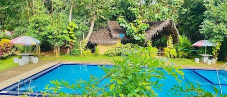 Una piscina al aire libre