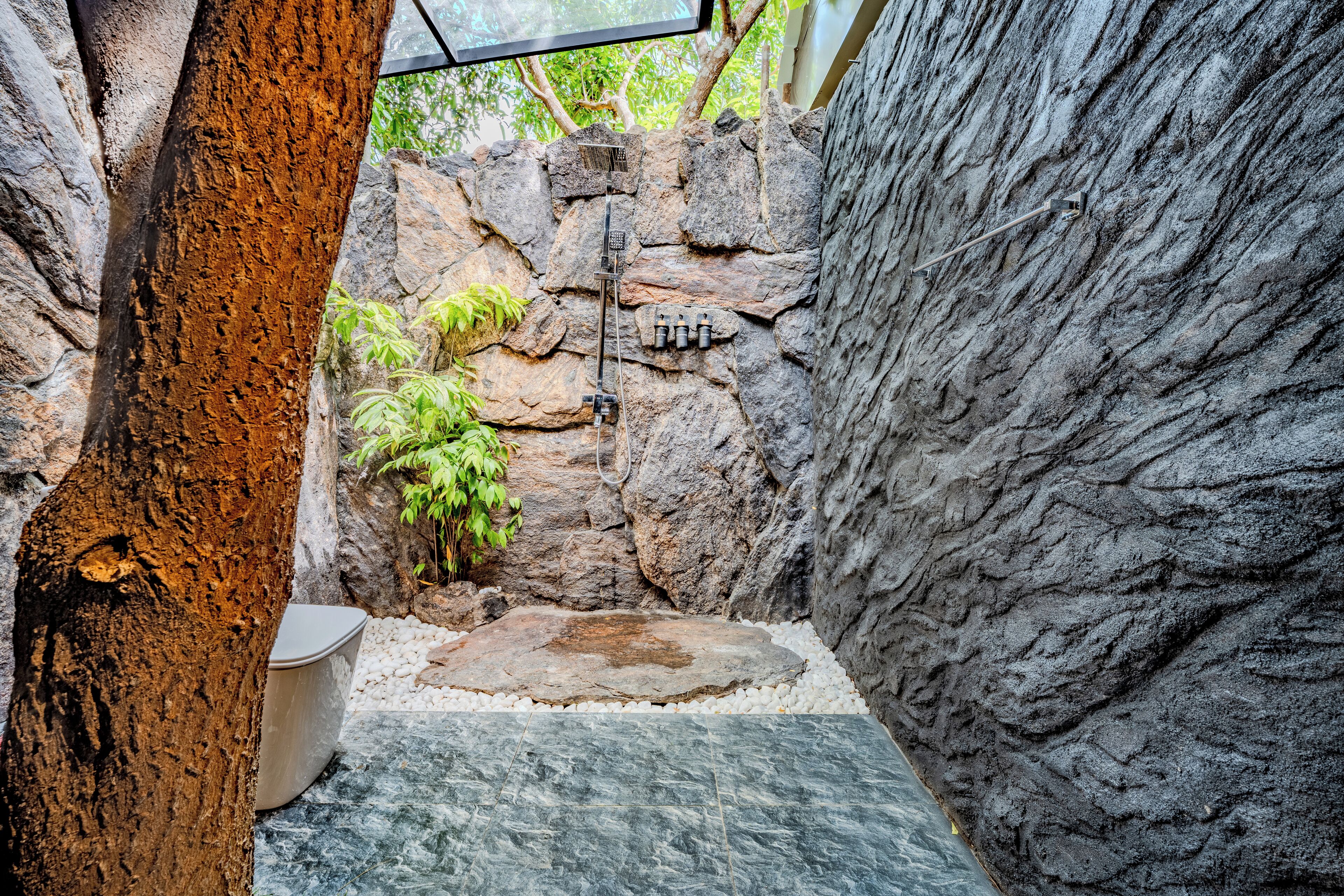 Luxury-Suite, 2 Schlafzimmer, Gartenblick | Badezimmer | Badewanne und Dusche (separat), kostenlose Toilettenartikel