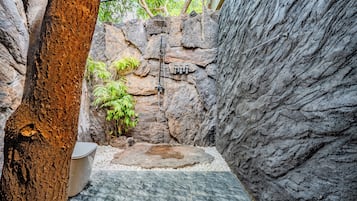 Luxury-Suite, 2 Schlafzimmer, Gartenblick | Badezimmer | Badewanne und Dusche (separat), kostenlose Toilettenartikel