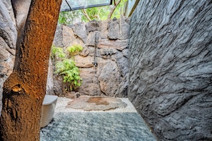 Luxury-Suite, 2 Schlafzimmer, Gartenblick | Badezimmer | Badewanne und Dusche (separat), kostenlose Toilettenartikel