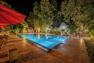 Una piscina al aire libre