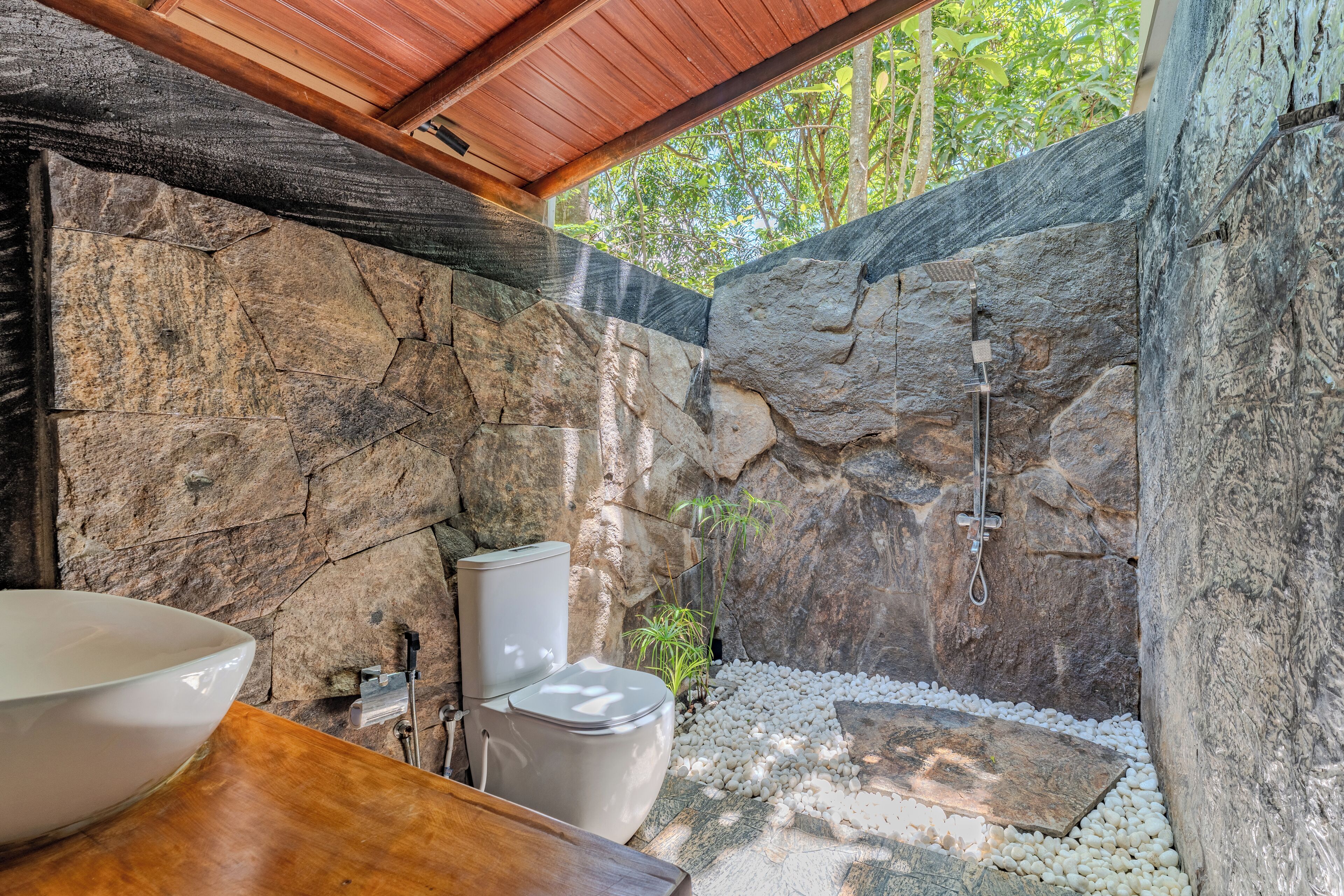 奢华套房, 2 间卧室, 花园景观 | 浴室 | 独立的浴缸和淋浴、免费洗浴用品、吹风机、浴袍