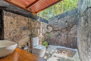 Suite de lujo, 2 habitaciones, vistas al jardín | Baño | Bañera y ducha independientes y artículos de higiene personal gratuitos