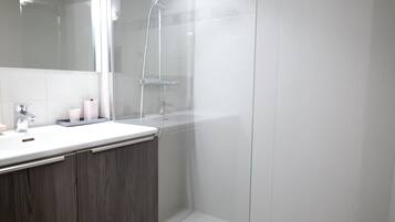 Shower, towels