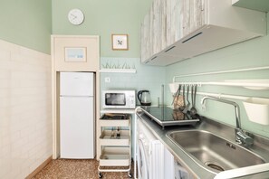 Réfrigérateur, micro-ondes, plaque de cuisson, cafetière/bouilloire