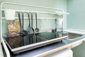 Fridge, microwave, stovetop, coffee/tea maker