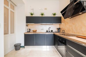 Réfrigérateur, four, plaque de cuisson, lave-vaisselle