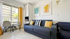 TV - Modest studio in Le Suquet (Cannes)