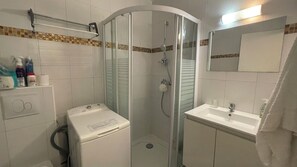 シャワー、ヘアドライヤー、タオル