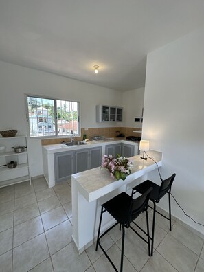 Refrigerador, parrilla de estufa y cafetera y tetera 