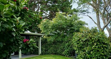 Comfortable and private studio unit set in a lovely garden only 3.5km from city