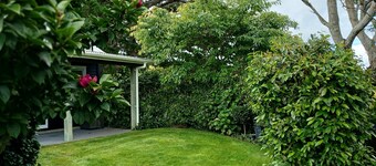 Comfortable and private studio unit set in a lovely garden only 3.5km from city