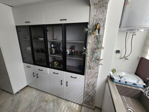 冰箱、微波炉、炉灶、厨具/餐具