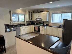 Micro-ondes, four, plaque de cuisson, lave-vaisselle