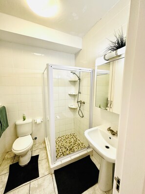 Shower, hair dryer, towels, soap - Coastal Living at Its Finest: Stylish 3-Bedroom Apartment in the City Centre (Swakopmund)