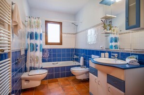 Ducha, secador de pelo, toallas