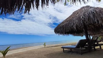 Plage, chaises longues, parasols, serviettes de plage