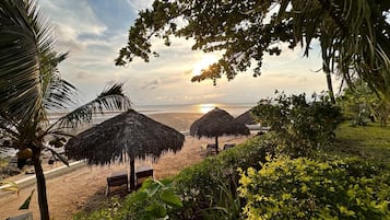 Am Strand, LiegestĂŒhle, Sonnenschirme, StrandtĂŒcher