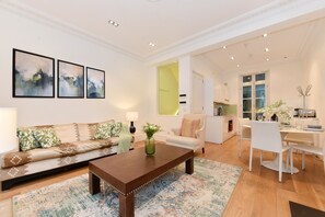 TV, fireplace - Stunning Knightsbridge 2 Bedroom 2 Bath £2m Duplex (London)