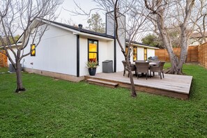 Outdoor dining - Private Yard w/ BBQ & Games, Steps to South Congress & Barton Creek | Clarksburg (Austin)