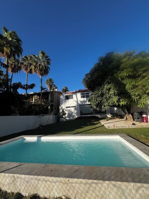 حمّام سباحة مُدفَّأ