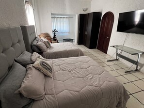 4 عدّة غرف نوم وخزنة داخل الغرفة ومكتب ومكواة/لوح كي