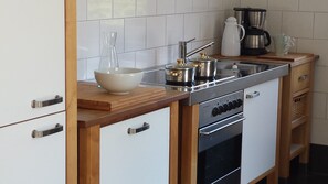 Fridge, microwave, oven, stovetop - Holiday Home 'Birkenhof Alfsee' with Private Garden and Wi-Fi (Rieste)