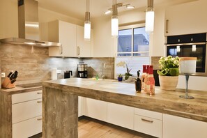 Fridge, oven, stovetop, dishwasher - Holiday Home 'Seeschwalbe' with Private Terrace, Private Garden and Wi-Fi (Fuhlendorf)