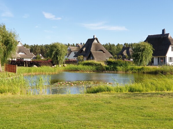 Property grounds - Holiday Home 'Seeschwalbe' with Private Terrace, Private Garden and Wi-Fi (Fuhlendorf)