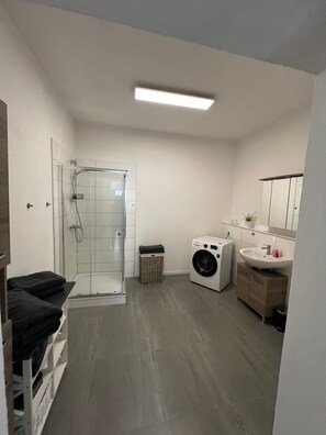 Regadera, amenidades de baño gratuitas, secadora de cabello, toallas 