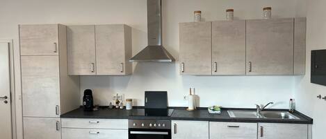 Kühlschrank, Ofen, Herdplatte, Geschirrspüler