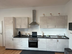 Kjøleskap, ovn, kokeplater og oppvaskmaskin