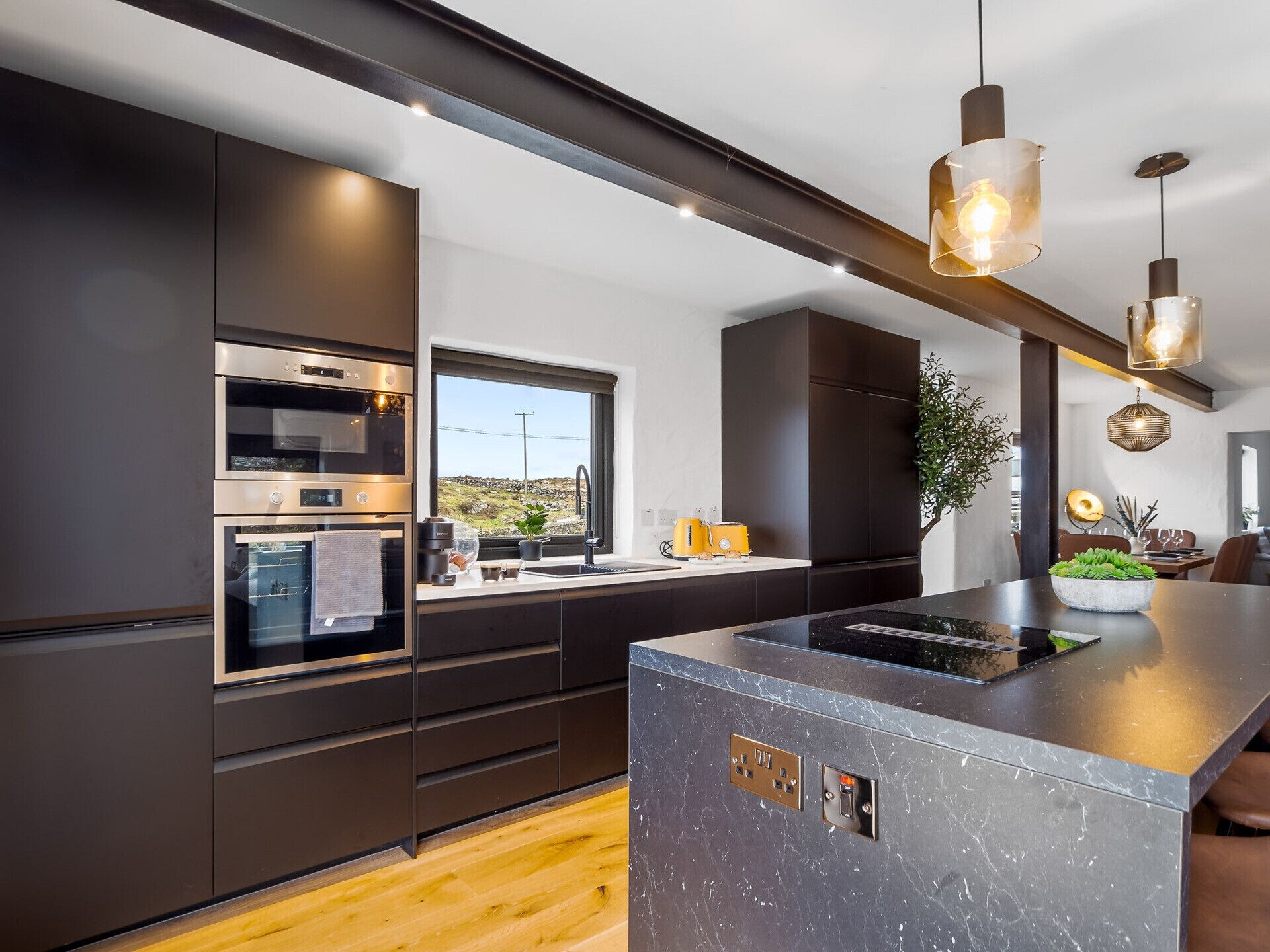 Kjøleskap, mikrobølgeovn, ovn og oppvaskmaskin