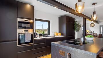 Kjøleskap, mikrobølgeovn, ovn og oppvaskmaskin