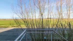 A metal staircase leading to a parking area with bare trees and a clear sky. - Apartment 'Gutgemacht' with Shared Terrace, Garden, and Wi-Fi (Sankt Annen)